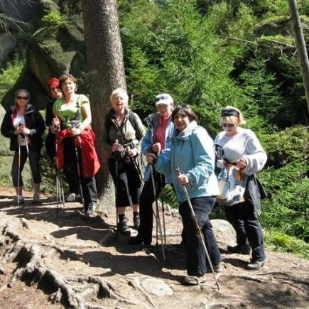 Grupa turnusowa podczas sesji Nordic walking w lesie