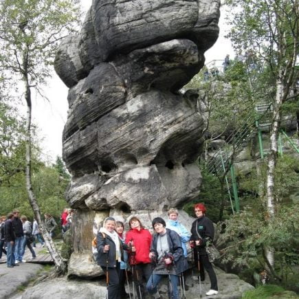grupa turnusu odchudzającego obok wielkich skał