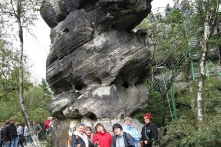 grupa turnusu odchudzającego obok wielkich skał