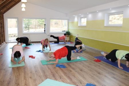 osoby ćwiczące w ośrodku zielona róża