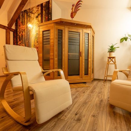 pokój wypoczynkowy obok sauny w ośrodku zielona róża