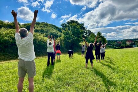 grupa w trakcie turnusu odchudzającego wykonująca ćwiczenia