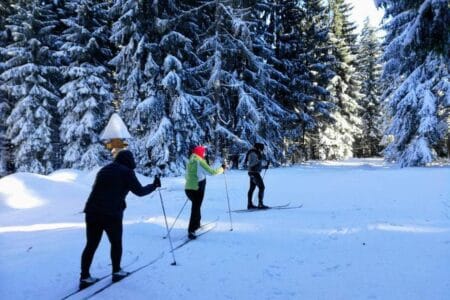 jazda na nartach podczas turnusu wypoczynkowego zimą