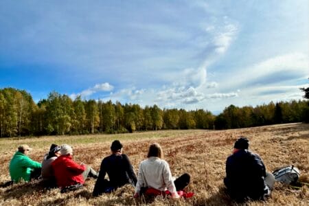grupa turnusu odchudzającego siedząca na polanie i relaksująca się