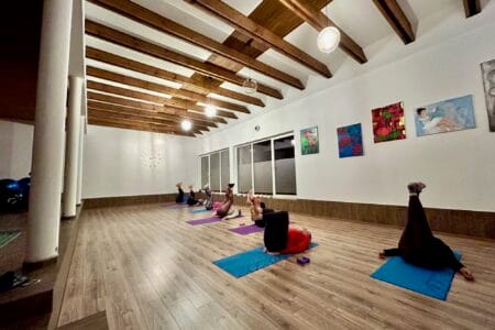 grupa ćwiczy podczas turnusu odchudzającego