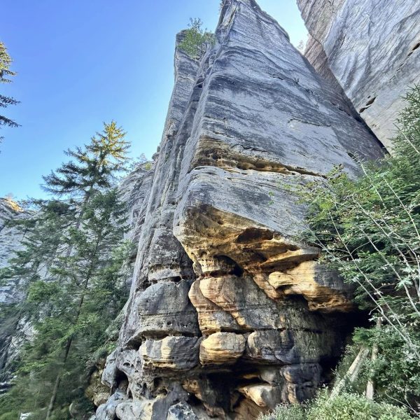 Podnóże skarpy w Górach Stołowych